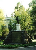 Памятник В.И. Ленину в сквере Центра эстетического воспитания