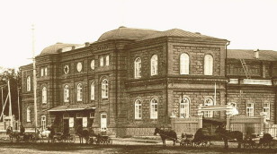 Здание Общественного собрания, построено в 1889 году